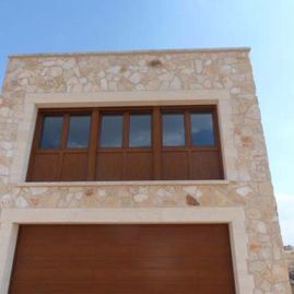 PVC Cesyplas S.L. Casa con ventanas café